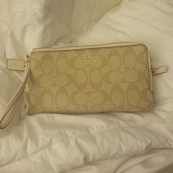Coach Handbags - Coach wristlet purse